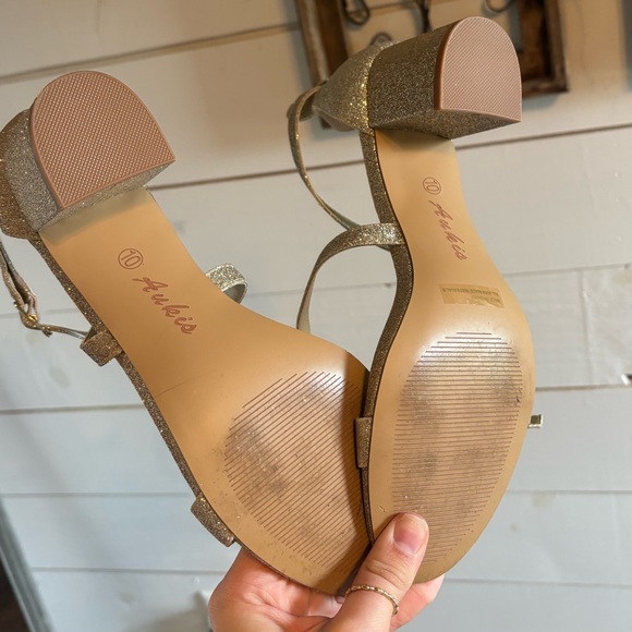 Gold heels - Picture 4 of 4